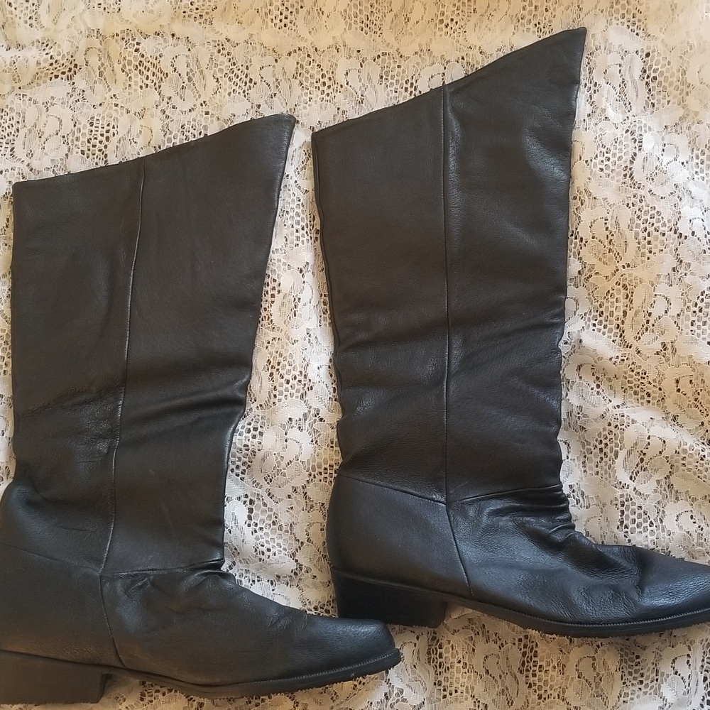 Simple Black Boots